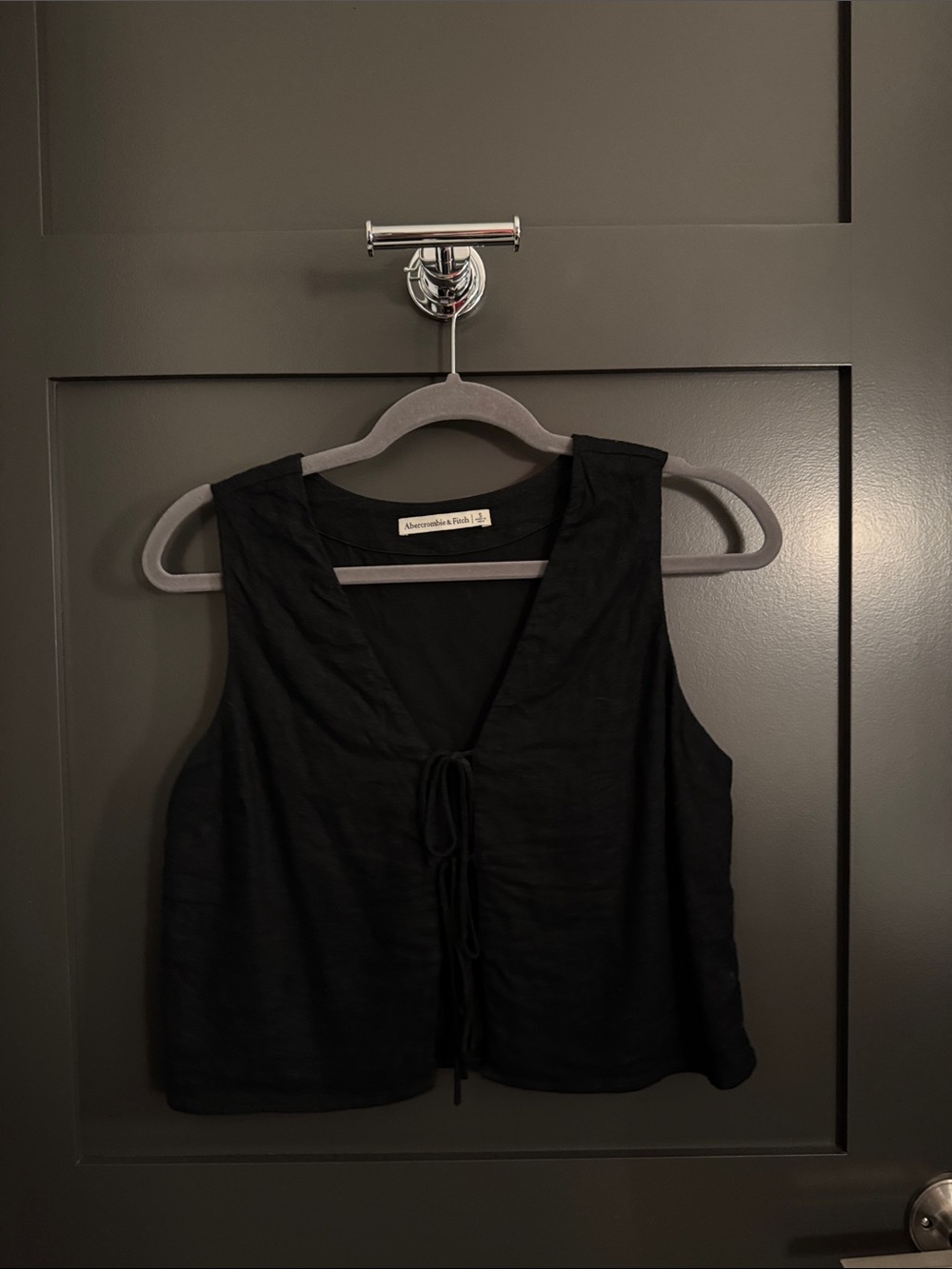 Abercrombie & Fitch Black Tie-Front Sleeveless Crop Top